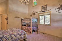 Log Cabin w/ Mountain Views ~ 30 Mi to Pikes Peak! - Homestays