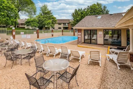 Great Escape II - Resort Style 2 Bdr Condo on Golf Course w/ Pool!