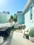 Cozy Beach Cottage- Minutes to the beach & Historic Strand