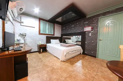 Yeongju King Hotels near Yeongju Golmok Sijang