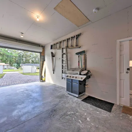 4 Mi to Jax! Quiet, Pet-Friendly Northside Studio