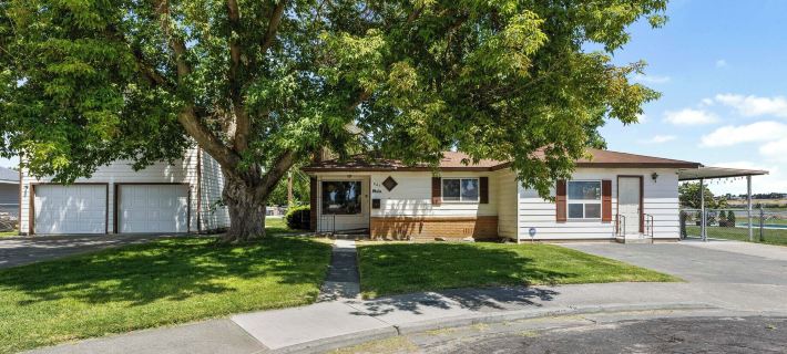 Lakefront Washington Home w/ Private Pool & Sauna Hotels in Grant County