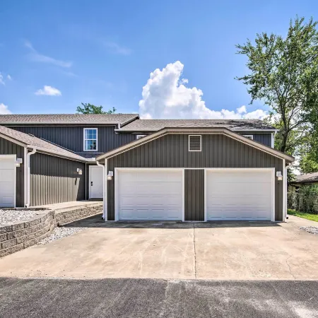 Airy Townhome Close to Kayaking and Boating!