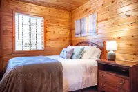 Cozy Clean Waterfront Cabin on Sugar Lake - Ice Fishing, Ski/Snowboard Nearby