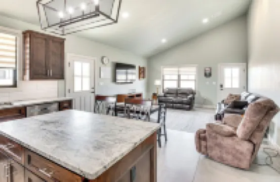 Family-friendly Apt w/ Lake Views in Ponca City! Hotel a 