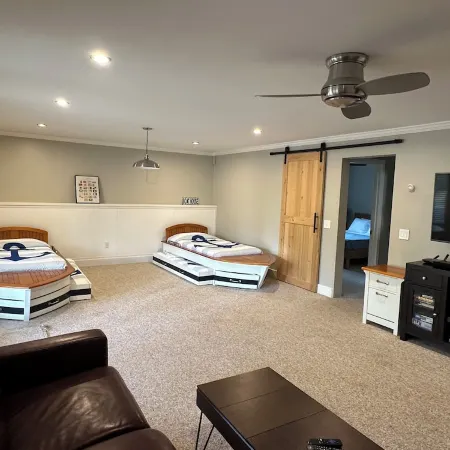 Seneca Lake Access Via Smith Park w/Pool, Hot Tub, & Fast Wifi