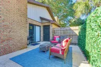 Pensacola Condo w/ Patio by Hospitals & Dining - 3-stjärniga
