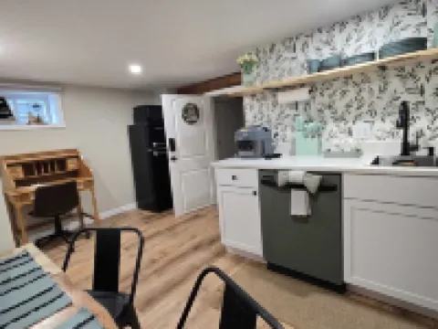 Cozy 1 bedroom basemant apt with private entrance and AC in the heart of Salem Hoteles en Salem