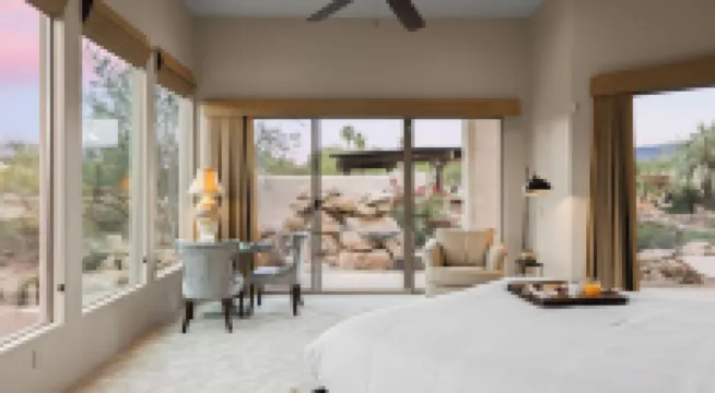 5ベッドルーム オアシス ウィズ ウォーターフォールプール, ホットタブ, デザートビュー デザートカスケード by Avantstay