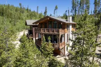 Ski Shores: the Chalet 3 Bedroom Cabin by RedAwning