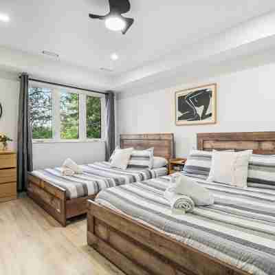 Luxury Waterfront Retreat with Sauna, EV Charger, Pizza Oven & Lake Views Rooms