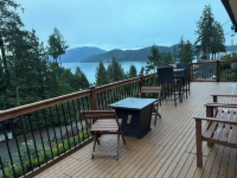 Cozy Home with Ocean and Mountain views. Family sized wth game room and deck