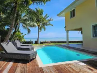 Relax on the Oceanfront porch or wake up to the sound of waves on your balcony - 4 tähden