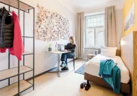 Three Little Pigs Hostel - Your Berlin Castle - Hostales