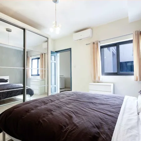 Modern 3BD Apartment with Wide Balcony