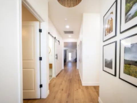 NEW BUILD Spacious 4-bedroom house with great location- sleeps 10 撒切酒店