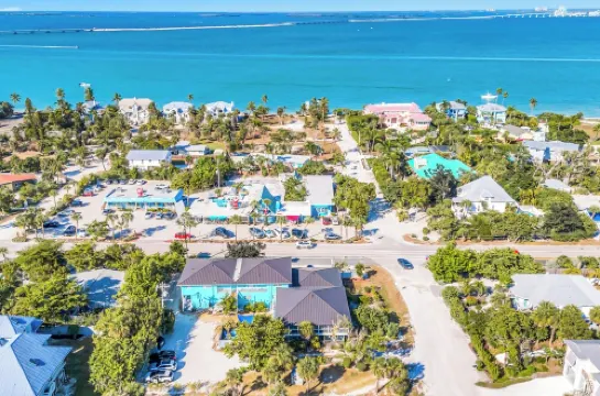 Seahorse Suites #2. Fun,Beach, Games, Memories!