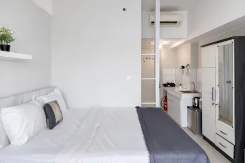 Compact and Warm Studio at Apartment Springlake Summarecon Bekasi By Travelio