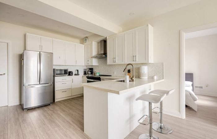 Serene Oakville Retreat - Modern 2-Bedroom Apartment