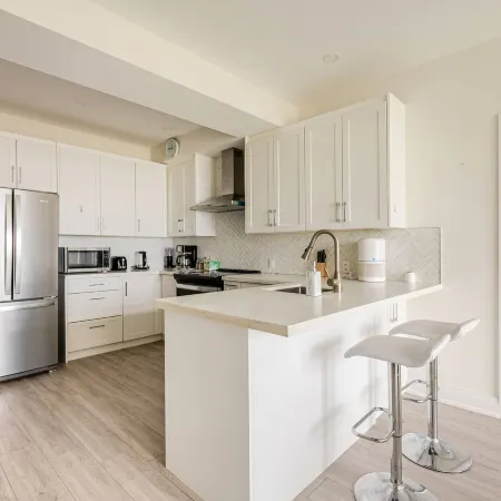 Serene Oakville Retreat - Modern 2-Bedroom Apartment