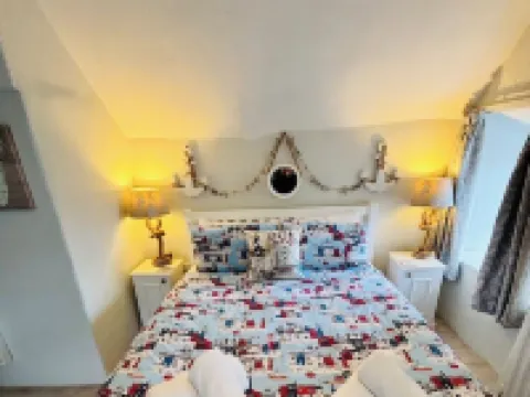 Charming  Listed Thatched Cottage with parking and short walk to sandy beach . Hotels in Crantock