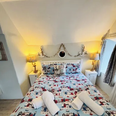 Charming  Listed Thatched Cottage with parking and short walk to sandy beach . Отели в г. Кранток