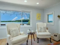 The Lake House on Myers Bay - 3-bed 2-bath Luxury Home With Private Pier, Beach, Firepit, and Deck Hotels in Fox Lake