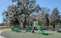 10 min to Parris Island - Pet friendly Retreat w/ Yard & 1-1 Guest House - Pools