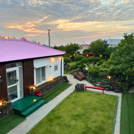 Jeju Stone Wall Iuda Pension Отели рядом с достопримечательностью «Собор Святой Троицы»