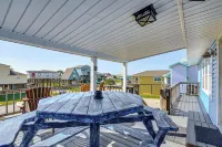 1 Block to Surfside Beach: Home w/ Deck! - Wifi