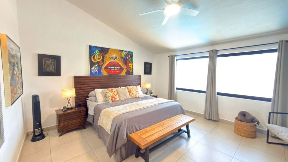 Ajijic Modern 1 King Bedroom -Bikes-Gym-Pickleball Court-Golf Cart-Scooters