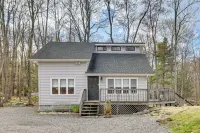 Pocono Lake Home w/ Fire Pit: Walk to Ski Hill! - Homestays