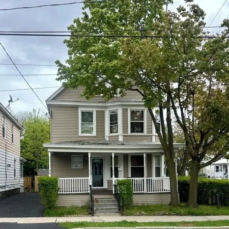 Colonial Style Home 5 Br 2 bath n’ Parking! Close to restaurants n’ colleges!