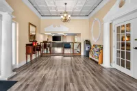 Super 8 by Wyndham Metairie - parking