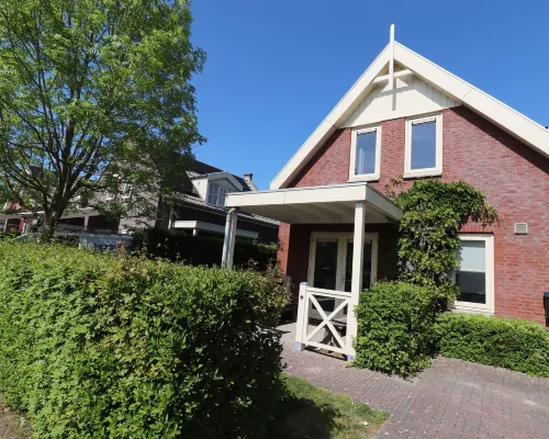 Bungalow in South Holland With Private Jetty Hotels in Simonshaven