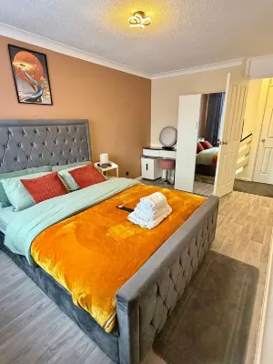 Charming 2 Bedroom Luxurious Home in Thamesmead South East London Hotels near أبي وود