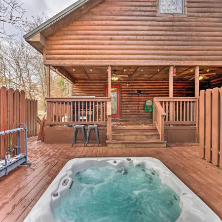 Hot Tub: 'Little Bear's Pond' Broken Bow Cabin