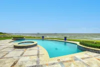 Bayfront Villa w/ Million-dollar Views in Seabrook - Villas