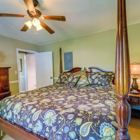 Charming New Bern Cottage w/ Grill & Fire Pit!