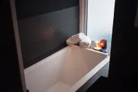 The Upperhouse Hotel Boutique Stay with City & River Views - Hot Tub