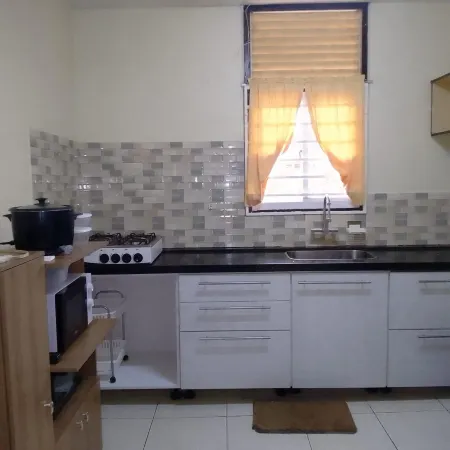 3 Bed House - Sleeps 4 - Parking - Enclosed Garden
