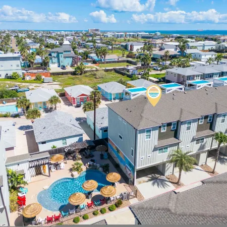 Spacious Townhouse Walk to Beach Resort Pool