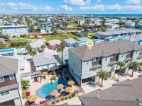 Spacious Townhouse Walk to Beach Resort Pool - de charme