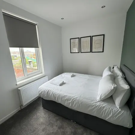 6 Bed Contractor Acom in Hartlepool