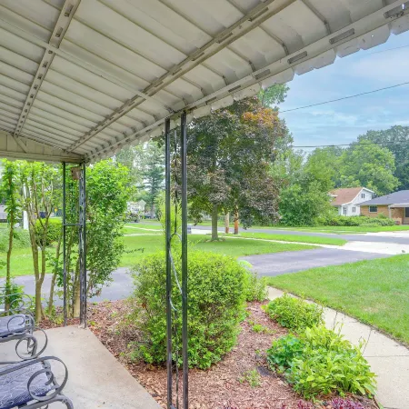 8 Mi to Lake Eerie & Dtwn Toledo! Peaceful Cottage