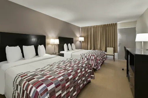 Red Roof Inn & Suites Cave City - Motels