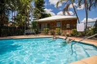 Emerald Maraboon Motor Inn - parking