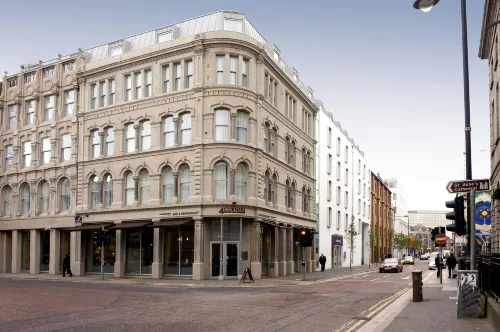 Premier Inn Belfast City Cathedral Quarter - Park Yeri