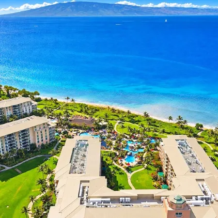 Luxury Beachfront Ground-Floor Retreat, Private Lanai, 1 Min to Pool & Beach!