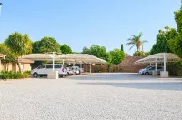 Airport Gardens Boutique Hotel - Bãi đậu xe